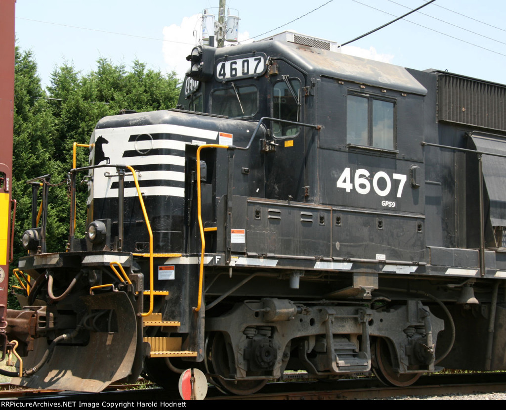 NS 4607 is a former EMD demo with rounded cab & nose corners